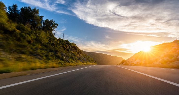 Amanecer detrás de una autopista